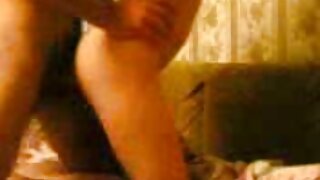 Vehivavy tsara tarehy mitsambikina eo anoloan'ny webcam