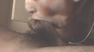 Mahazo menaka ny tratrany ilay tovovavy kely brunette manao akanjo lava mainty sexy