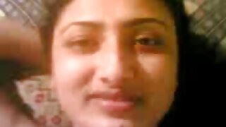 Hot MILF amin'ny atin'akanjo manafosafo ny vodiny